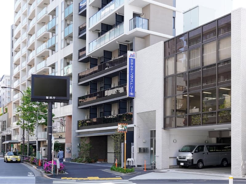 ミヤケインダストリービル外観。東京メトロ丸ノ内線 四谷三丁目駅 2番出口を出て、写真の歩道を奥から手前まで歩いて2分と駅近の会議室です。