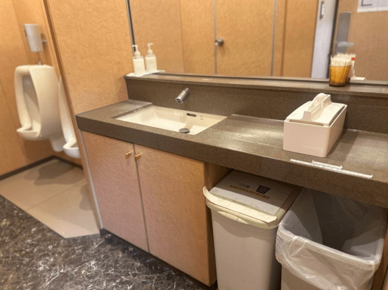 男子トイレ内手洗い場