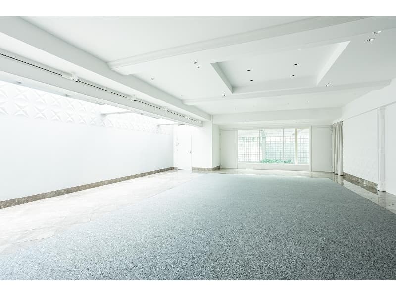 【White HALL】
東京・表参道の純白空間がエレガンスを演出します。
クリーンでモダンなデザインが、あらゆる装飾やアート作品の展示会をスタイリッシュに際立たせます。