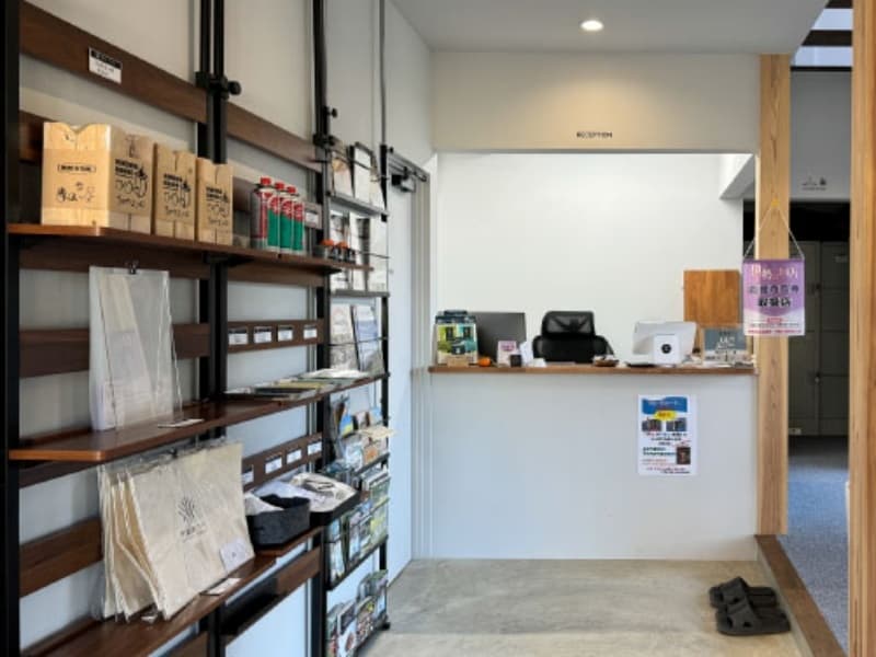 【受付・売店】キャンプ及びコワーキングのチェックイン・チェックアウトはこちらへ。受付ではレンタル品の貸出、薪等の販売、予約食材の受け渡し等も行っています。