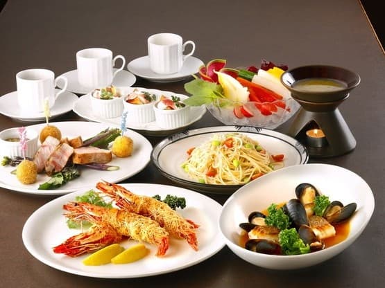 彩り豊かな大皿料理が並ぶ、華やかなパーティーを演出する特別メニュー。