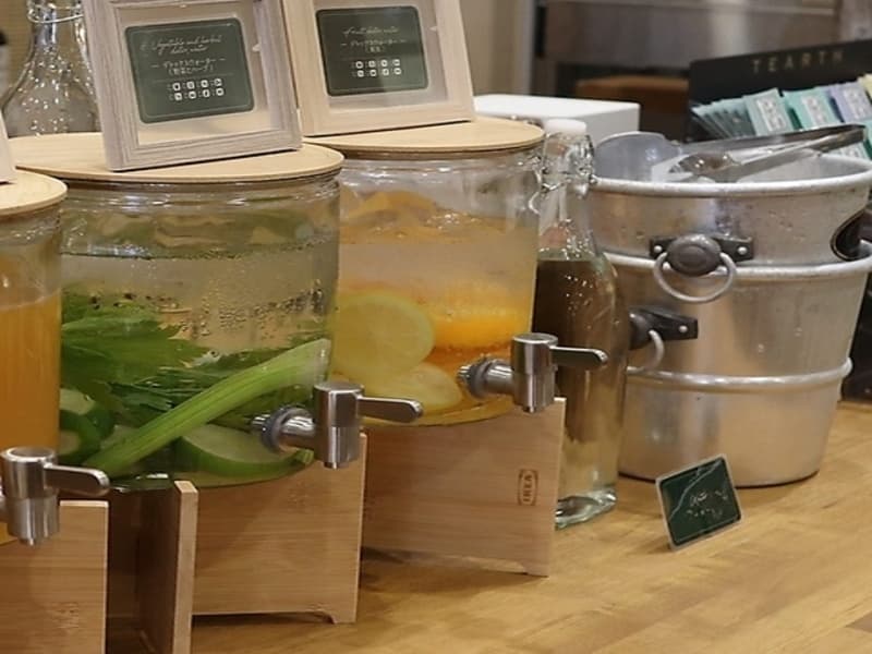 デトックスウォーター

パスタの合間に、デトックスウォーターもおすすめです。「野菜とハーブのデトックス」「柑橘のデトックス」の両方ご用意があります。