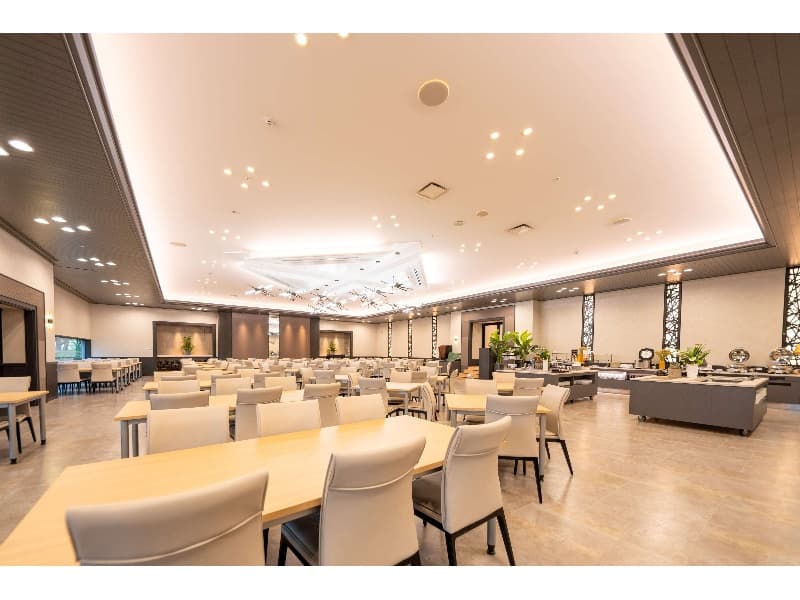 【The Season】
立食 160名様
着席 130名様

朝食会場としてもご利用いただくレストランです。開放感の高い天井高が特長です。