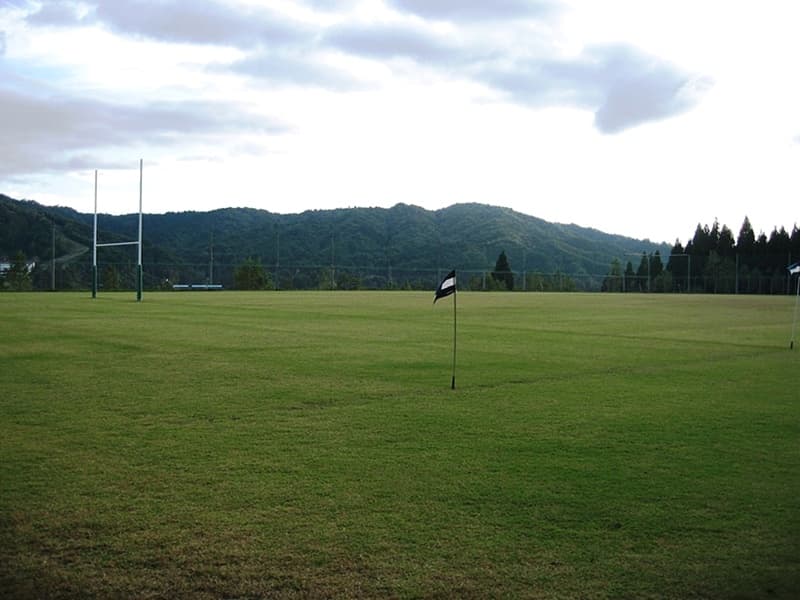 【数河高原ラグビー場】
近隣施設のご紹介になります。
ロッジトニーマックスから車で約9分。スポーツサークルにお勧めです。グランド数:天然芝×3面、人工芝1面