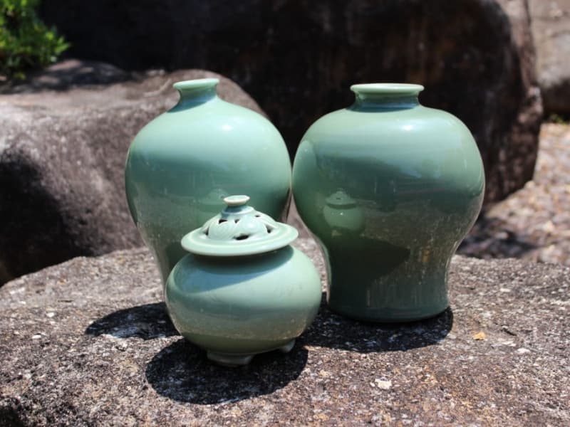 「三田青磁」と呼ばれる珍しい磁器で食事を提供