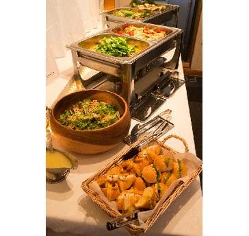 お料理のジャンルやグレードをお選びいただけます。
チェーフィングなどで温かいお料理は温かくお出しします。