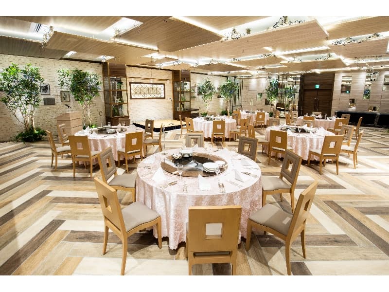 【ラプソディ】
面積：218m²
立食：100名、着席：90名
スクール：100名、シアター：180名
