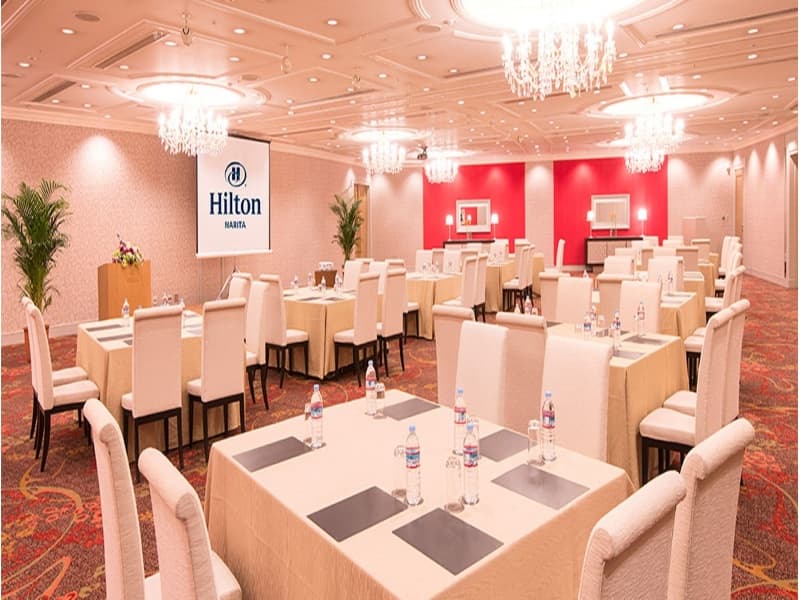 クラウンルーム:アイランド形式
100名～150名様程度の会議に適します。
384㎡の会場は2分割が可能です。
