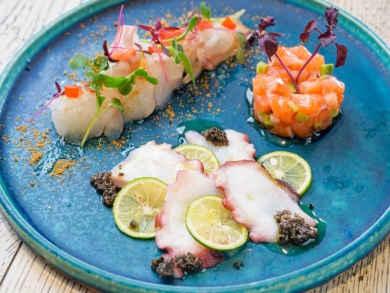 鮮魚のカルパッチョ。見た目にも華やかな盛り付けで目でも楽しめます。