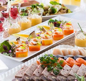 1フロア1バンケットのホテルフランクスでは、周囲に気兼ねなくおしゃべりやお食事を楽しむ事ができます。
10名～の少人数個室から130名までの宴会場まで、幅広くご用意しております。