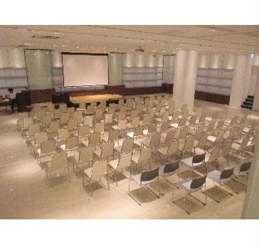シアター形式のレイアウトイメージ
入社式等の式典、セミナー・説明会等に便利です。