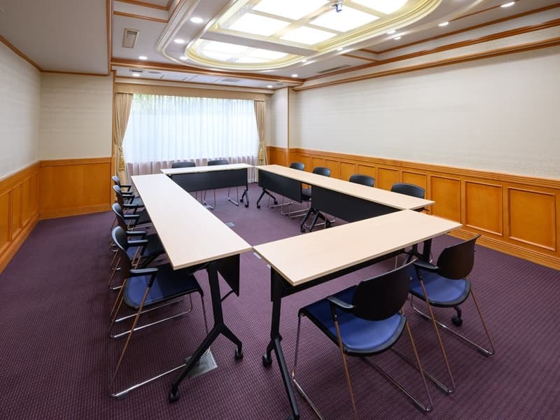 E会議室(34㎡)ロの字/12名
窓開放可能です。