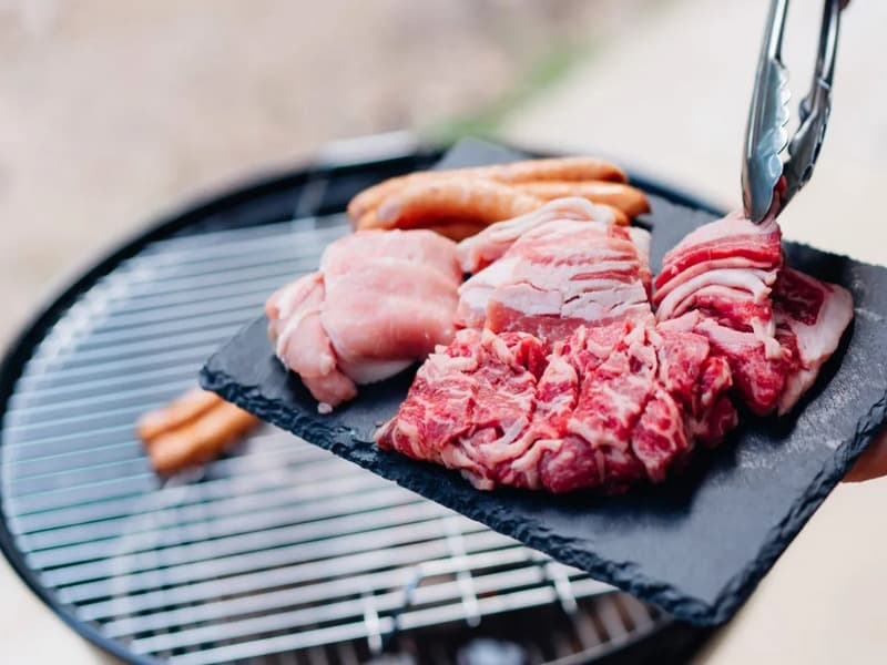 【BBQ】
森に囲まれた開放的な空間で、炭火の香ばしい香りとともに手軽にBBQを楽しみませんか？