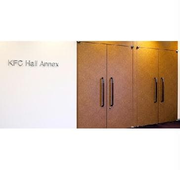 【KFCホール　アネックス】
照明ダクトレールが満遍なく配置されているので、展示会、パーティー等には優れたパフォーマンスを発揮します。