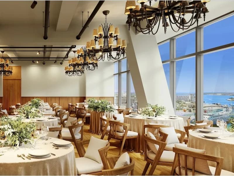 THE GATE ROOM（15F）着席~104名 沖縄の市街と海を一望できる最上階フロア。 貸切可能な贅沢空間は、少人数からのプライベートイベントにも最適です。