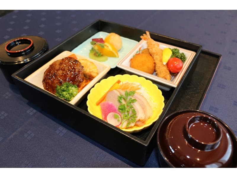 昼食　松花堂弁当　 2,200円（税込）