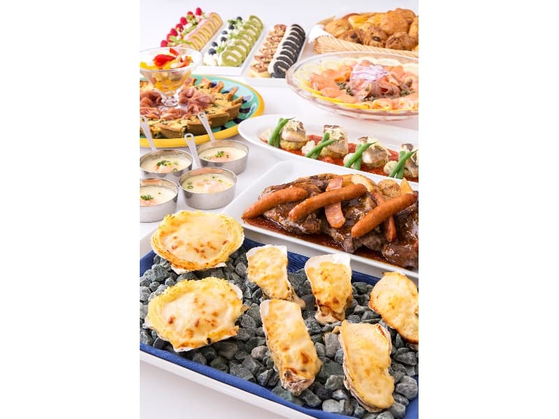 【大皿卓盛ビュッフェ】
お一人様6,600円税込～
当館は決まった金額はありません。
ご予算に合わせてメニューを作成しています。
30名様～72名様でご利用できます。
●2時間フリードリンク付き

※料理は季節等により都度変わりますので画像はイメージです。