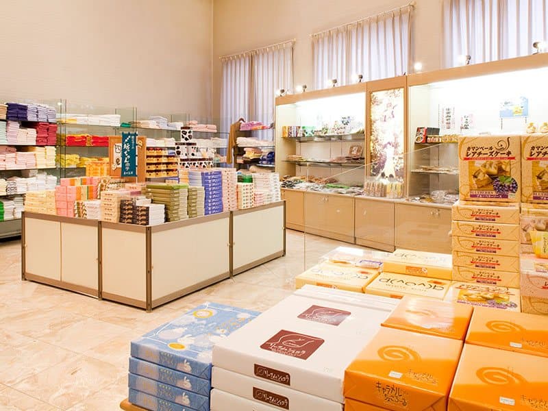 【売店】様々な土産品を扱う売店