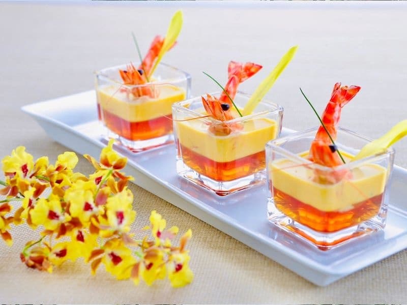 当日は五感で楽しむ出来立てのお料理を提供し、パーティーを演出いたします。お料理は、洋食コース・ビュッフェ・大皿料理からお選びいただけます。