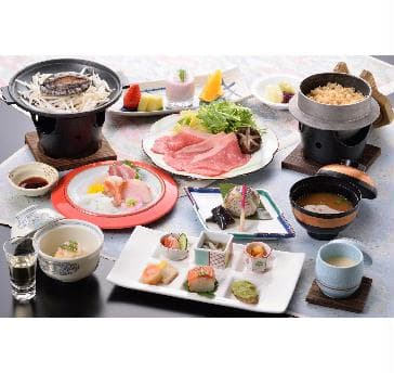 和食宴会料理『なごみ膳』
季節の食材を取り入れた、板長こだわりの和食御膳をご堪能あれ。

※季節により画像と内容が異なります