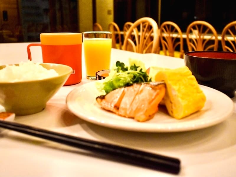 【ご朝食】
朝食時のイメージになります。鮭の塩焼き、卵料理、サラダ、ご飯、汁物等