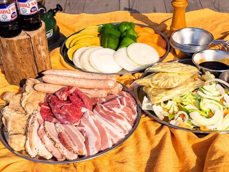 【BBQ】
ご予約必須ですが、BBQのご用意もございます。
BBQは団体（15名様以上）のお客様限定となります。