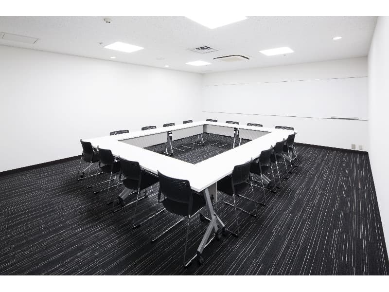 面接・控え室、分科会や小会議に便利なお部屋です。スクール形式やロの字など、用途に合わせてご利用頂けます。※ロの字サンプルレイアウトになります。