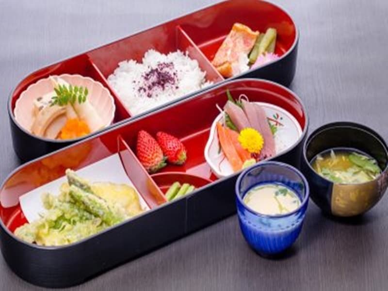 【料理一例】彩り幕の内
写真はすべてイメージです。
※完全予約制　20名様以上でのお申し込み
※季節により料理内容は変更となりますので詳細はお問い合わせください。

