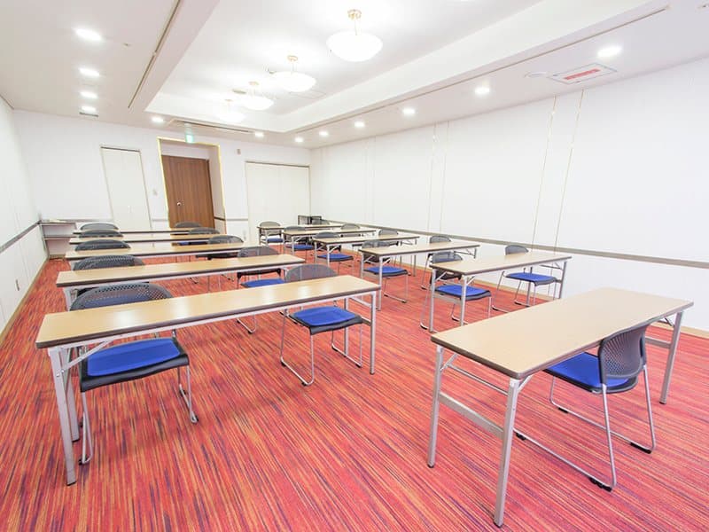 最大シアター型で８０名収容可能です。

お客様の用途に合わせてレイアウトさせていただきます。

「会議・研修・セミナー・展示会・パーティー等」、様々なニーズに合わせてご利用いただけます。