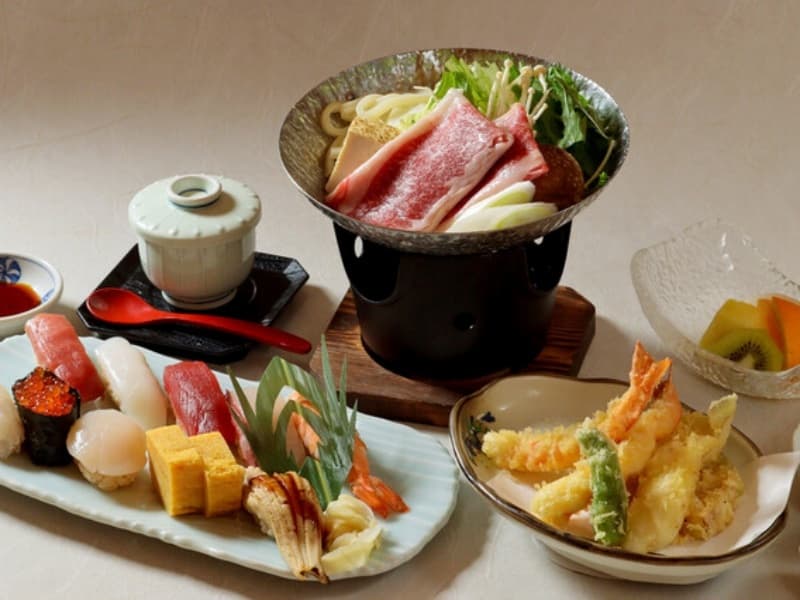 温もり広がる鍋を主役に、多彩な逸品が彩る和食御膳。心和む特別な食卓を演出します