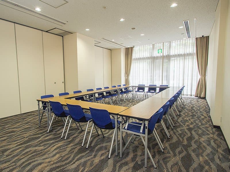 ■オリーブ（分割利用可）
面積：55㎡～115㎡
料金：\26,000～\44,000／3時間
スクール型：26～80名
シアター型：50～100名
口の字型：30名