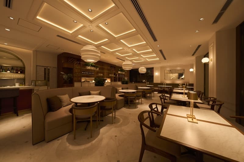 店内　夜