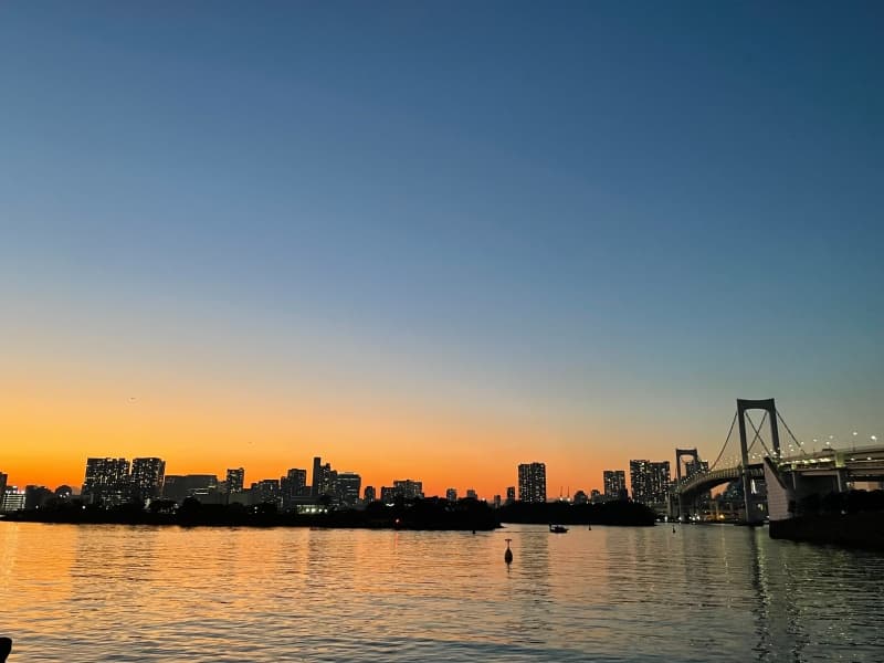サンセットクルージングで、空の色の移り変わりを楽しめます。
