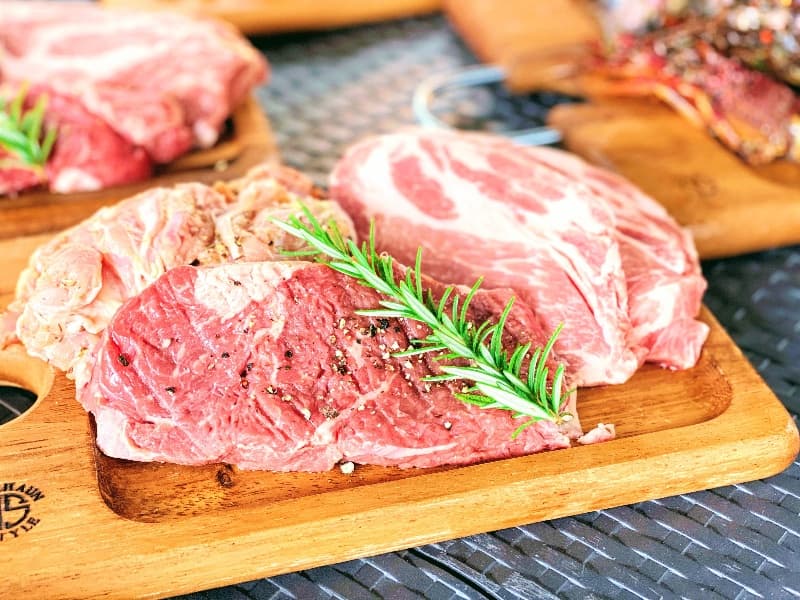 ご夕食にBBQ食材のご用意が可能です。
お一人様2,500円(税込)にて承っております。