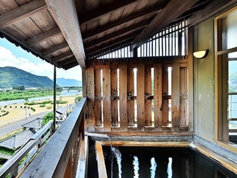 千曲川を望む木造りの湯屋
男女別露天風呂