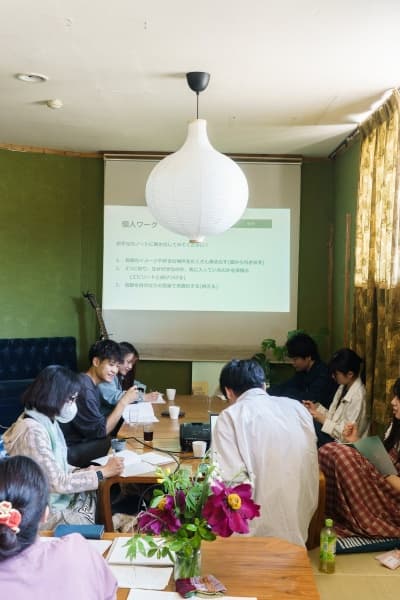 共有リビングでのグループセッションの様子。研修・ワークショップ・発表の場としてご利用いただけます（着席約20名）。