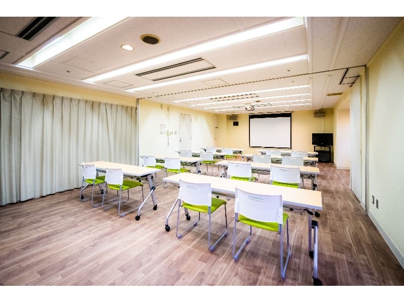 【ミーティングルーム】
ミーティングルームは3部屋。
2部屋は、プロジェクター、ホワイトボードなど会議やミーティングに必要な備品をご利用いただけるミーディングルームです。
ミーティングルーム1：スクール形式：60名
ミーティングルーム2.3：スクール形式：18名
