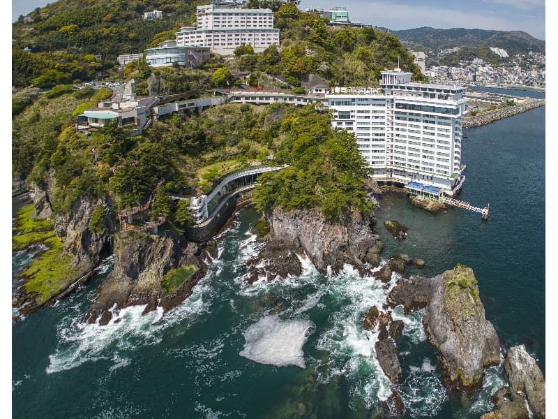 海に突き出すように建つ当館は、相模灘を一望するダイナミックなロケーションが特長のリゾートホテルです。