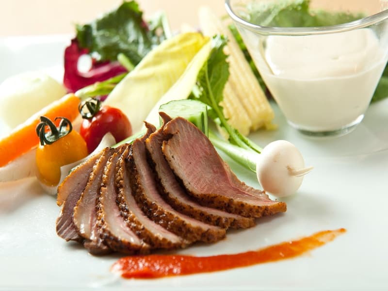 鴨南蛮などでも使う鴨肉を使った料理も人気です。