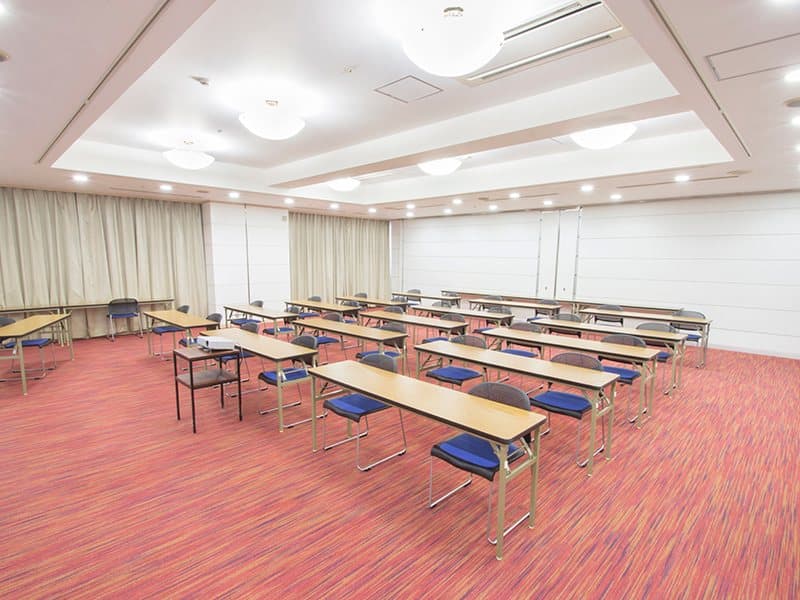 最大シアター型で１２０名収容可能です。

お客様の用途に合わせてレイアウトさせていただきます。

「会議・研修・セミナー・展示会・パーティー等」、様々なニーズに合わせてご利用いただけます。