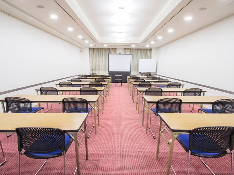 最大シアター型で７０名収容可能です。

お客様の用途に合わせてレイアウトさせていただきます。

「会議・研修・セミナー・展示会・パーティー等」、様々なニーズに合わせてご利用いただけます。