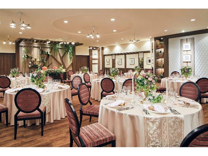 【ダイアリー】165㎡/50坪
■着席～72名様
■立食～80名様
■スクール形式～96名様
■シアター形式～140名様
木目調で落ち着きと親しみやすさを感じる空間。