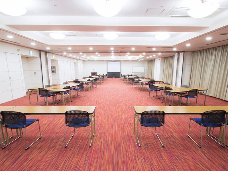 当会場の中で最も広い235㎡の会場になります。最大シアター型で２４０名収容可能です。

お客様の用途に合わせてレイアウトさせていただきます。

「会議・研修・セミナー・展示会・パーティー等」、様々なニーズに合わせてご利用いただけます。