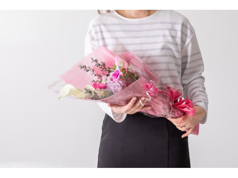 贈答用の花束の手配も可能
送る方をイメージした黄色やピンクなどお色のご指定も可能です。