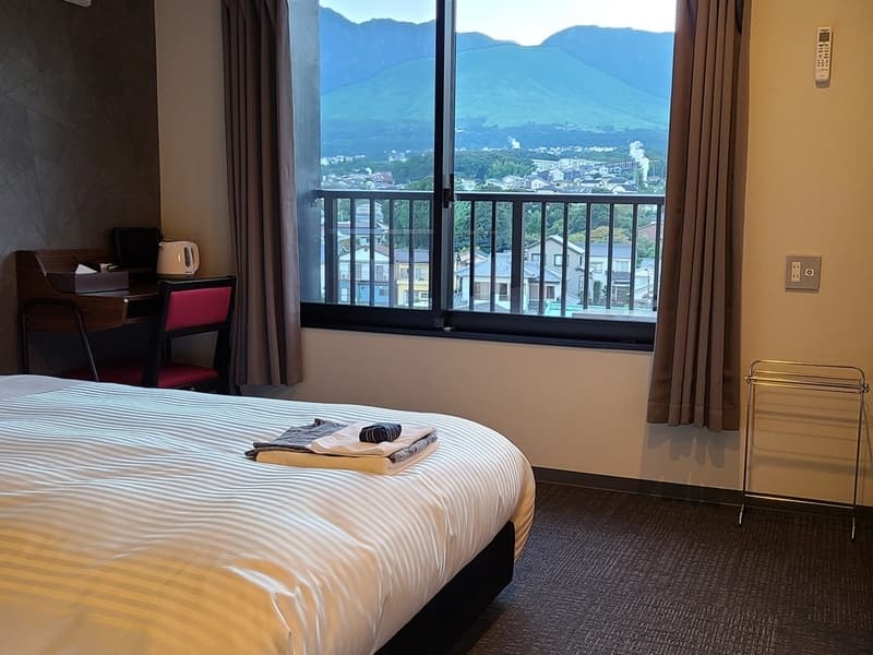 【客室】
当ホテルは山側のお部屋も眺望良好です。
鶴見岳と別府の湯煙が一望できます。