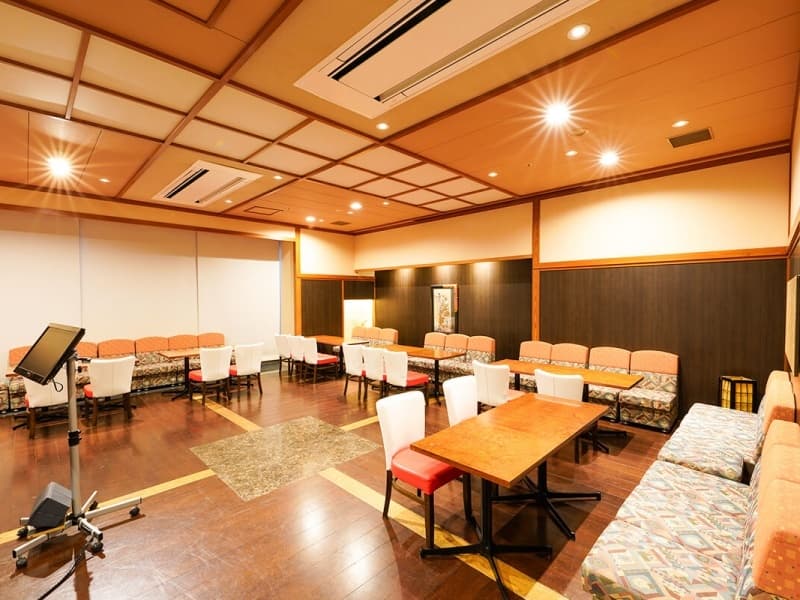 スナック「踊り子」
小グループから50名くらいの団体様までご利用可能なカラオケスナック。
二次会でご利用ください。