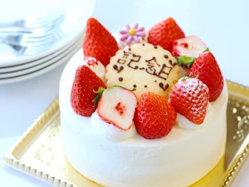 【オプション】
各種お祝い・記念日・お誕生日などのご利用時にサプライズケーキをご準備できます。