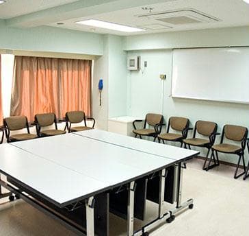 【E研修・会議室】
32.2㎡のE研修・会議室、スクール形式、ロの字で18名様収容可能。
小規模な研修やミーティングに便利です。