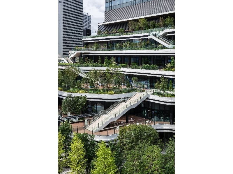 展示室の前には、緑豊かなスキップテラスがございます。