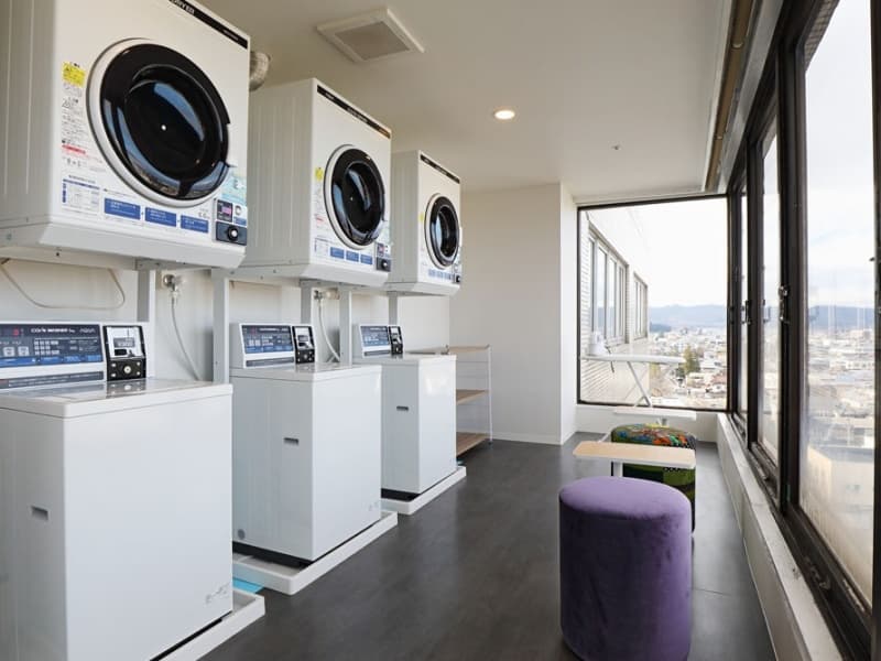 「コインランドリー」
5階自動販売機コーナー内に洗濯機3台、乾燥機3台を設置しております。
長期の出張やスポーツ団体様のご滞在に便利です。
【設置台数】3台（洗濯機＋電気乾燥機）
【営業時間】9:00～23:30（最終利用22:00）